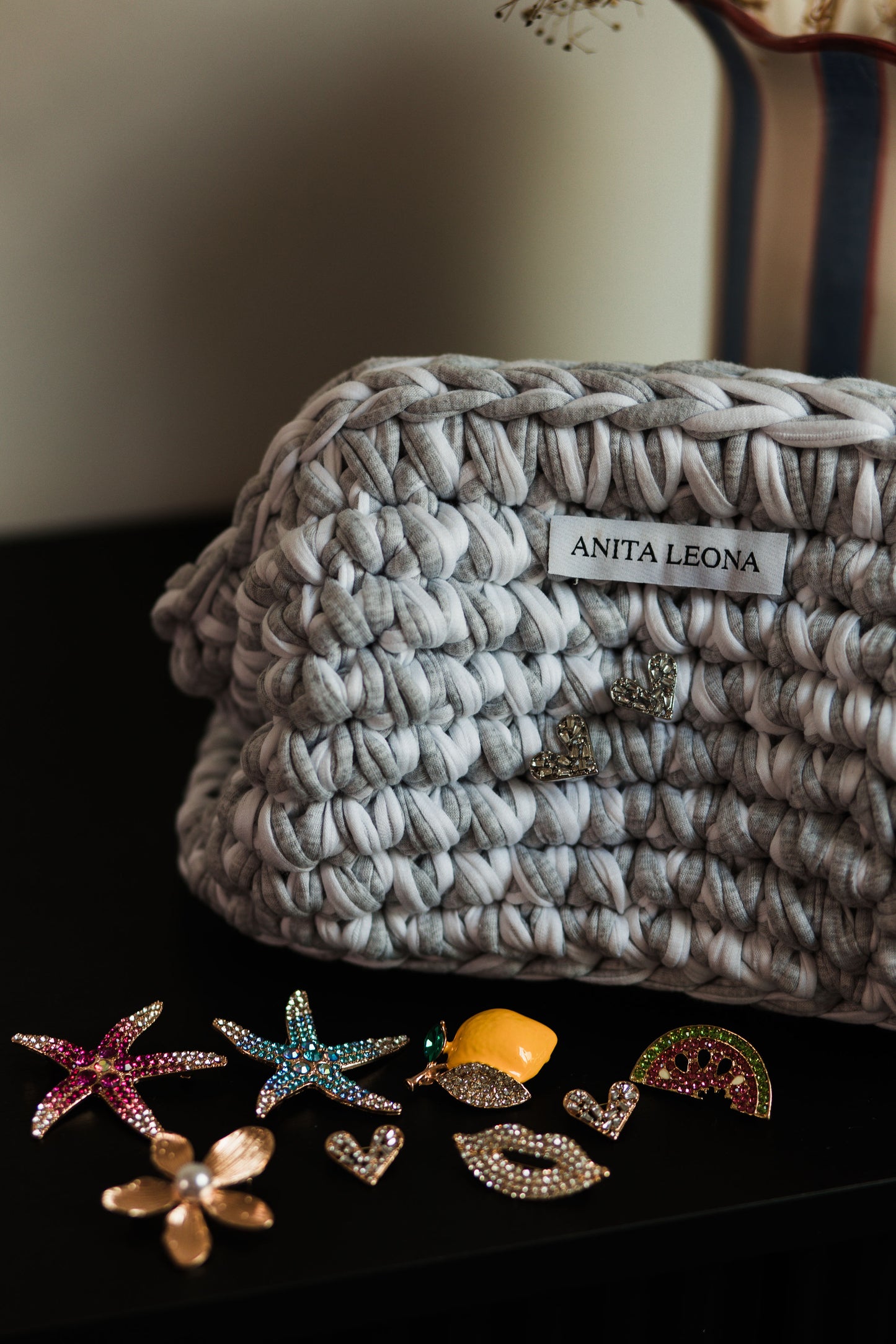 THE ANITA CLUTCH | grey & white